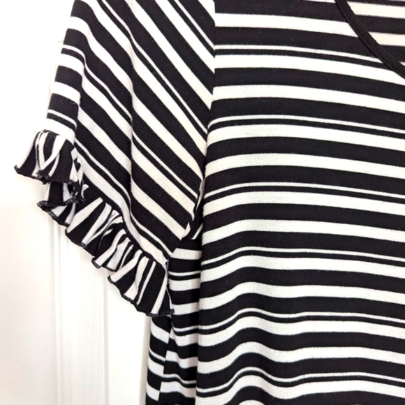 Cable & Gauge Women's (Medium)Top/Tshirt With Ruffled Sleeves & Bottom Hem - Picture 3 of 12